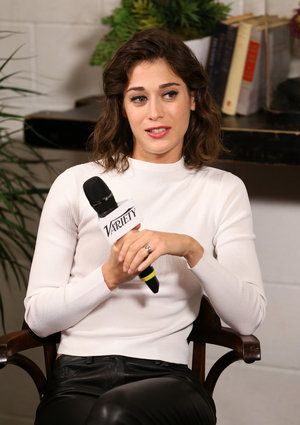 Lizzy Caplan Drank A Lot Of Vodka Before Filming Her First Nude Scene Lizzy Caplan, Printed Chiffon Tops, Charissa Thompson, Dramatic Classic, Midi Pencil Dress, Style Star, Printed Pleated Skirt, Tube Skirt, Forever Living Products