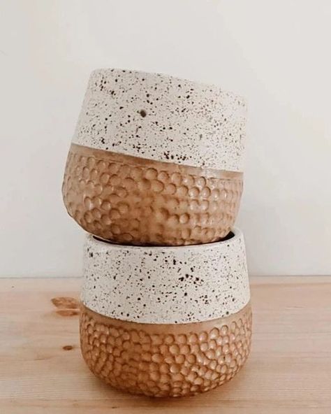 Boho Ceramics Ideas, Slab Project Ceramics, Textured Ceramic Vase, Ceramic Mug Designs Texture, Pottery Flower Pots Handmade, Pottery Cylinder Ideas, Ceramic Cup Handmade, Beginner Pottery Wheel Projects Ideas, Hand Ceramics Ideas