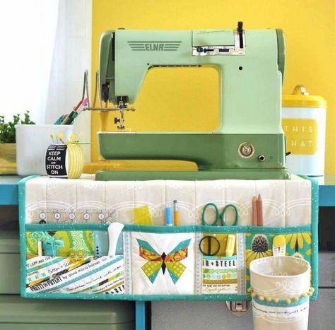 free pattern for a sewing organizer mat that doubles as a sewing machine cover, from quilting digest Projek Menjahit, Sewing Projects Free, Sewing Machine Cover, Sew Ins, Sewing Space, Costura Diy, Beginner Sewing Projects Easy, Patchwork Quilting, Creation Couture