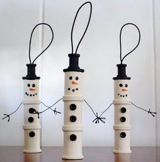 Spool Snowman Ornament-  AWESOME!!  i have spools and this is a great fun activity for December! Pill Bottle Crafts, Christmas Ornaments Diy Kids, Wooden Spool Crafts, Diy Schneemann, Diy Snowman Ornaments, Snowmen Ornaments, Spool Crafts, Kids Christmas Ornaments, Fun Ornaments