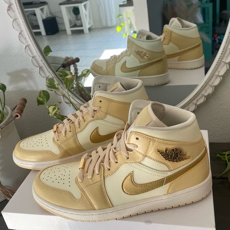 Pale Vanilla/Metallig Gold New!! Unisex Blazer Mid 77 Vintage, Air Jordan 1 Mid Se, Nike Fashion Shoes, Cute Nike Outfits, Preppy Shoes, Pretty Shoes Sneakers, Womens Jordans, Cute Nike Shoes, Air Jordan 1 Mid