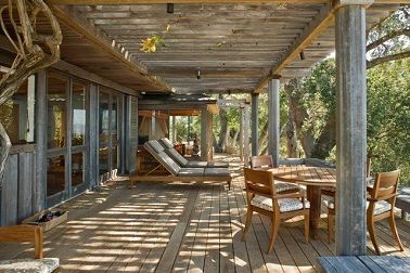 Du pin traité recouvre le sol de cette terrasse nature ambiance forêt Big Sur Cabin, Rustic Deck, Earth Tone Palette, Transitional Interior Design, Wooden Terrace, Barn Dance, Pergola Design, Rustic Outdoor, Pergola Designs