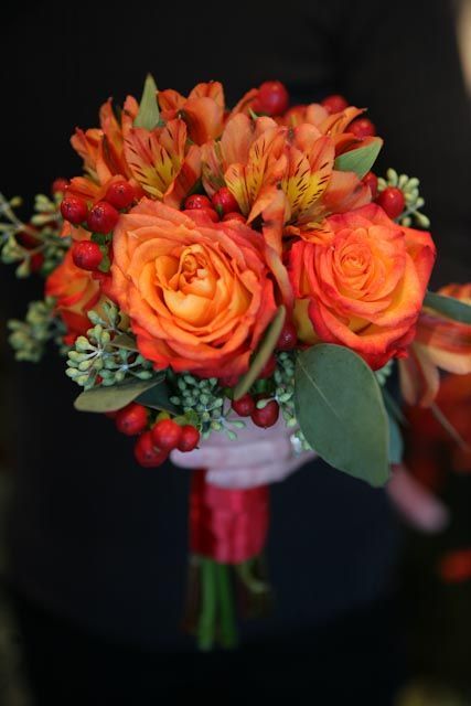 Wedding Bouquets Orange, Alstroemeria Wedding, Orange And Red Wedding, Orange Alstroemeria, Alstroemeria Bouquet, Red Wedding Bouquet, Wedding Decorating Ideas, Roses Orange, Beach Wedding Decorations Reception