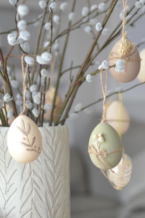 Scandinavian Easter Decor, Easter Product Photoshoot, Boho Easter Decor, Classy Easter Decor, Easter Styling, Minimal Easter, Easter Hosting, Modern Easter Decor, Easter Aesthetic