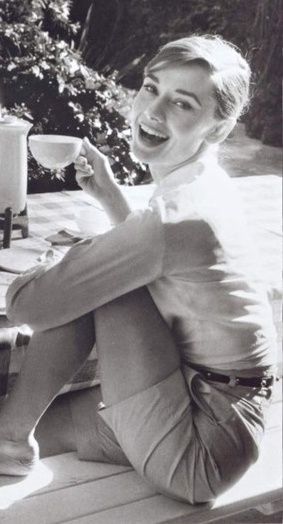 ♡ imagine a cup of tea and a day out with Audrey ♡ Hollywood Images, Aubrey Hepburn, Audrey Hepburn Photos, Audrey Hepburn Style, Carey Mulligan, I Love Cinema, Hepburn Style, Vintage Versace, Sienna Miller