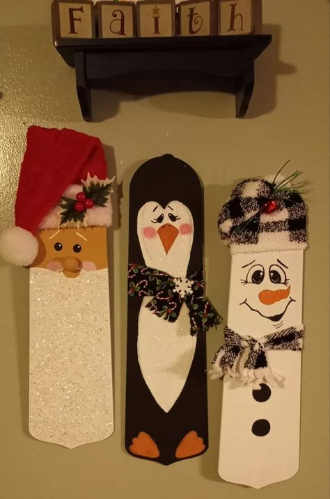 Painted Fan Blades, Ceiling Fan Crafts, Fan Blade Art, Painted Fan, Christmas Yard Art, Snowman Christmas Decorations, Diy Christmas Decorations Easy, Christmas Signs Wood, 12 December