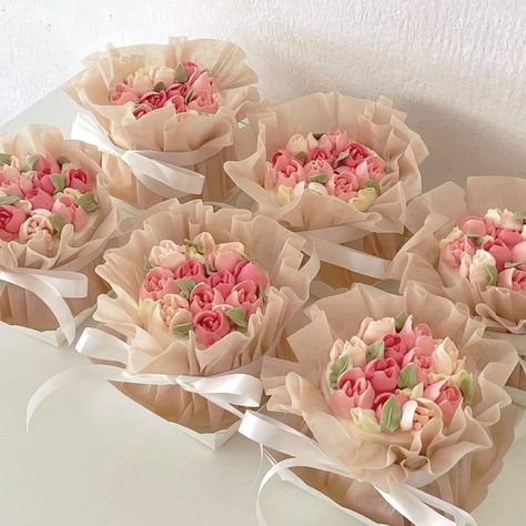 Tulip Cake, Cupcake Flower Bouquets, Garden Cupcakes, Cake Bouquet, Cupcake Cake Designs, Floral Cupcakes, Simple Cake Designs, Mothers Day Cake, Creative Cake Decorating