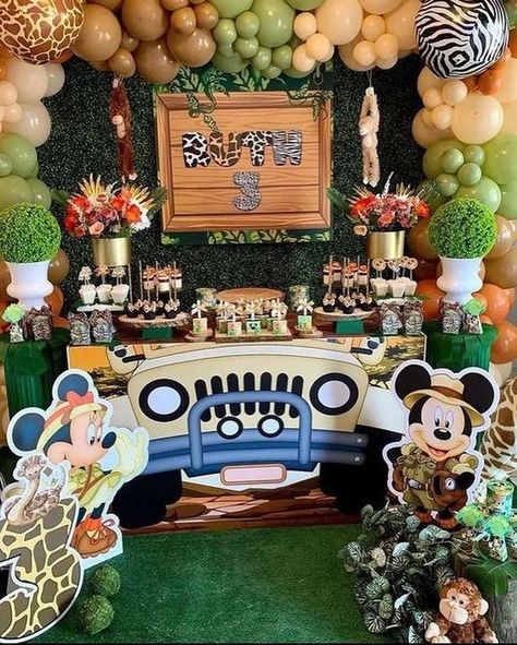 🎉Invitaciones Digitales🎊 on Instagram: "🤩Ideas para decorar cumpleaños con temática de #MickeySafari 🐯 #mickeymouse #decoracionmickeymouse #decoracionmickey #cumpleañosmickeymouse #cumpleañosmickeysafari" Mickey Safari Balloon Garland, Mickey Mouse Safari Birthday Decorations, Mickey Mouse Safari Birthday Party Ideas, Mickey Safari Birthday Decorations, Mickey Mouse Safari Birthday, Safari Birthday Party Decorations, Jungle Theme Birthday Party, Baby First Birthday Themes, Peanuts Birthday