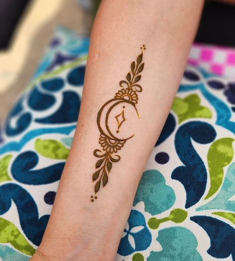 Julie Engh | Sometimes my favorite is something really simple and elegant 🌙✨️ #originaldesign #freestyledesign #hennaartist #prairiehenna | Instagram Really Simple Mehndi Designs, Quick Henna Designs, Easy Henna Hand Designs, Holiday Henna Designs, Simple Moon Mehendi Designs, Moon Henna, Moon And Star Henna Designs, Easy Moon Henna Designs, Crescent Moon Henna Design