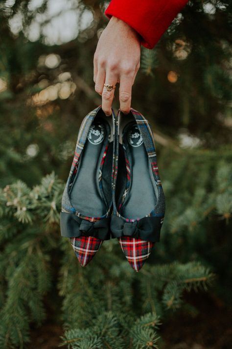 Preppy Christmas Outfit, Women In The Workplace, Kelly In The City, Winter Footwear, Plaid Shoes, Preppy Christmas, Christmas Shoes, Tartan Christmas, Shoe Trends