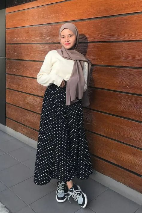 Rok Polkadot Outfit, Ootd Rok Polkadot, Ootd Rok Polkadot Hijab, Rok Polkadot, Outfit Ke Kampus, Ootd Airport, Ootd Vest, Outfit Rok, Rok Outfit