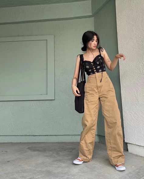 Brown Wide Leg Pants Outfit, Grunge Outfits Winter, Brown Pants Outfit, Outfit Ideas September, Mustard Pants, Wide Leg Pants Outfit, Leg Pants Outfit, Cargo Pants Outfit, Clothing Outfit Ideas