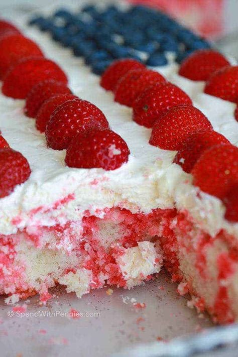 Easy Flag Cake, Desserts Fourth Of July, 4th Of July Food Ideas, July Food Ideas, Cheesecake Topping, 4th July Food, 4th Of July Food, Memorial Day Foods, Strawberry Poke Cakes