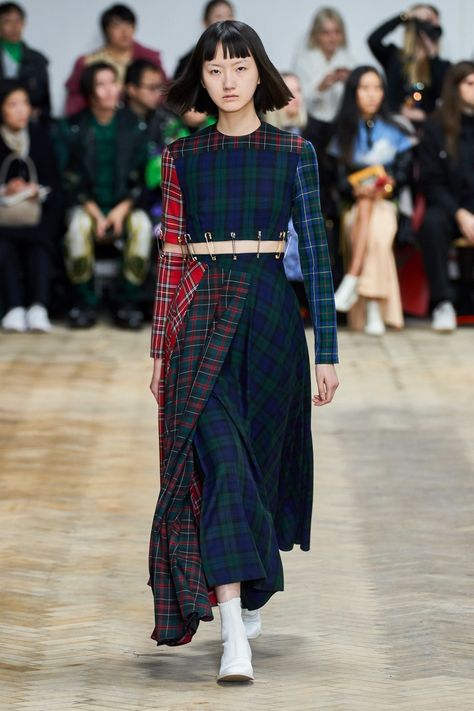 Pnw Gothic Outfits, Tartan Fashion, Plaid Outfits, Plaid Fashion, Fashion Show Collection, Vogue Paris, Looks Style, Mode Inspiration, Asymmetrical Dress