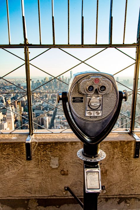 empire state building observatory deck binoculars - Visit Stylishlyme.com to view more photos of the taken from the Empire State Building, read some travel tips and find out when is the best time to go! Empire State Building View, New York Attractions, New York Wallpaper, New York City Photos, Empire State Of Mind, The Empire State Building, Chrysler Building, Go To New York, New York City Travel