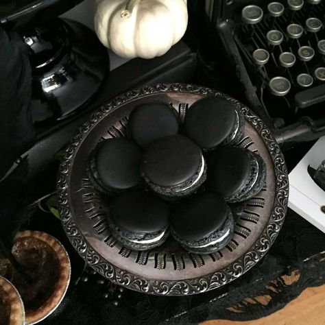 Black Macaroons, Black Macarons, Edgar Allan Poe Halloween, Maleficent Party, All Black Party, Halloween Tea Party, Halloween School Treats, Halloween Party Dinner, Halloween Party Ideas