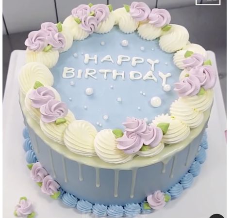 Circle Cake Ideas, Buttercream Birthday Cake, Valentines Cake, Circle Cake, Simple Cake Designs, Creative Cake Decorating, Valentine Cake, Simple Birthday Cake, Homemade Cake Recipes