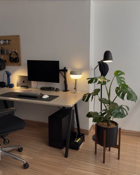 Minimalistic Desk Setup, Japandi Desk, Wfh Routine, Minimalistic Desk, Headphones Bose, Office Nature, Interior Design Mid Century, Minimalist Workspace, Wood Minimalist