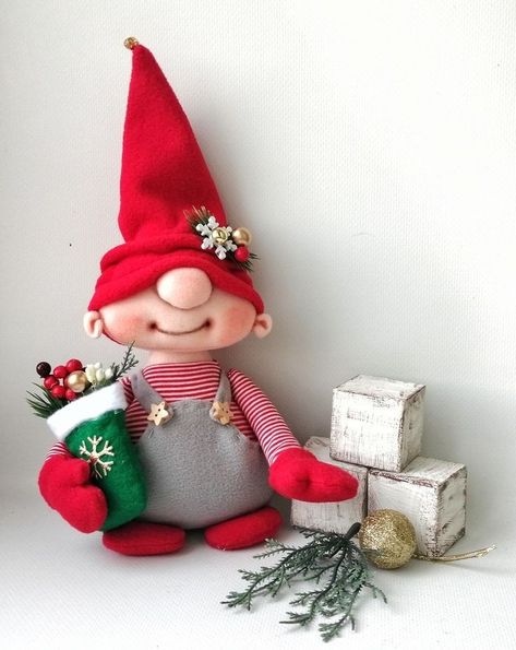 Diy Christmas Elves, Christmas Decorations Sewing, Elf Gnome, Gnomes Diy, Christmas Clay, Santa Figurines, Polymer Clay Christmas, Elf Doll, Christmas Knitting Patterns