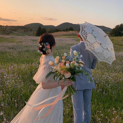 Minimal Wedding Dress, Korean Wedding Photography, Cute Couple Dancing, Couple Poses Reference, Vintage Couples, Pre Wedding Poses, Korean Wedding, Photoshoot Themes, Minimal Wedding