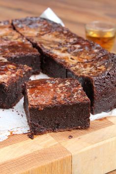 Kentucky Desserts, Whisky Fudge, Bourbon Fudge, Bourbon Dessert, Boozy Cakes, Bourbon Brownies, Brownies Caramel, Bourbon Recipes, Boozy Desserts