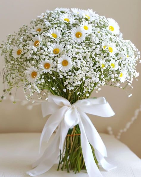 Feverfew Flower Bouquet, Daisy And Gypsophila Bouquet, Bouquet Of Flowers Aesthetic Yellow, Daisy Wedding Cakes, Elopement Bouquet, Daisy Theme, Wedding Planning Details, Luxury Flower Bouquets, Wedding Theme Inspiration