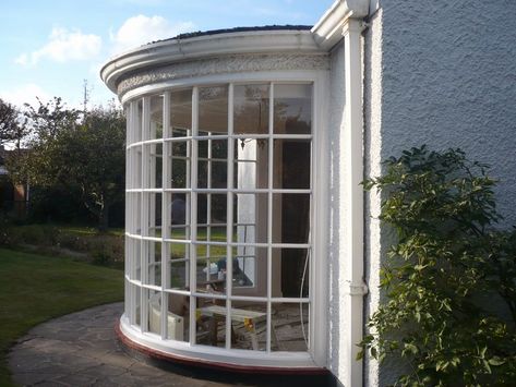 Round Bay Window, Bay Window Ideas Exterior, Bay Window Exterior, Veranda Interiors, Bow Windows, Small Sunroom, Windows Design, Arch Building, Window Architecture