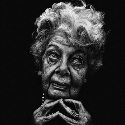 by LJ., via Flickr ..... luv the contrast in this work (arbus meets weegee...wonderful!) Old Faces, Homeless People, Old Woman, Black And White Portraits, Lee Jeffries, Black White Photos, People Of The World, Interesting Faces, 인물 사진