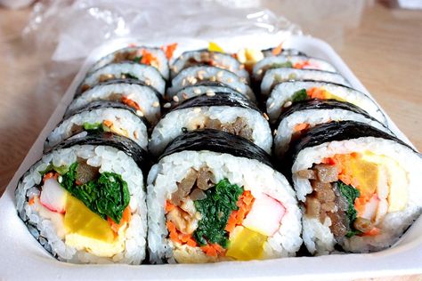 Gimbap (korean maki roll)  Do you know sushi (specifically, maki rolls)? Do you know bibimbap? Well, put 'em together and you have gimbap. It's like bibimbap rolled up in nori. Bibimbap Roll, Kim Bap, Gimbap Recipe, Maki Rolls, Telur Dadar, Eat Happy, Korean Dishes, Bulgogi, Marinara