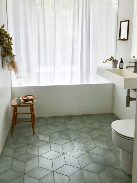 Green Tile Floor, Green Tile Bathroom, My Scandinavian Home, Green Floor, Danish Interior, Old Apartments, Green Flooring, Casa Vintage, Yellow Bathrooms