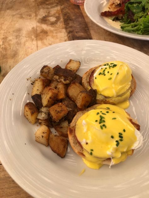 Egg Benedict Aesthetic, Eggs Benedict Aesthetic, Brunch With Friends Aesthetic, Breakfast Bowl Egg, Food Influencer, Breakfast Pictures, With Friends Aesthetic, Brunch With Friends, Best Pictures Ever