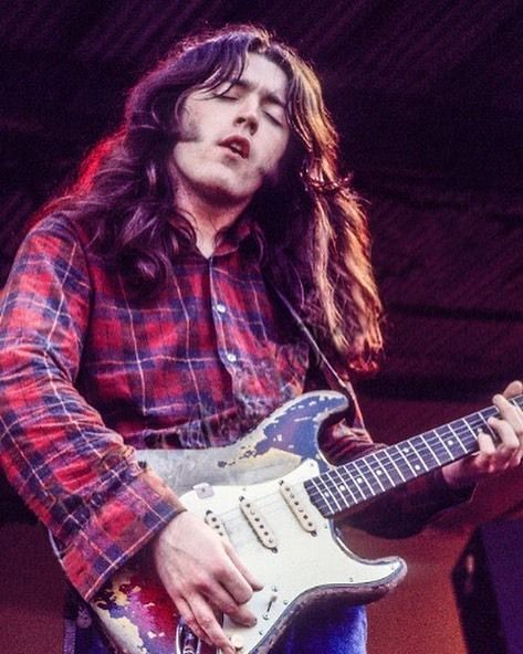 Rory Gallagher 70s Guitar, Acid Rock, Rory Gallagher, Blues Musicians, Best Guitarist, Stevie Ray, Rock Songs, Blues Guitar, G Man