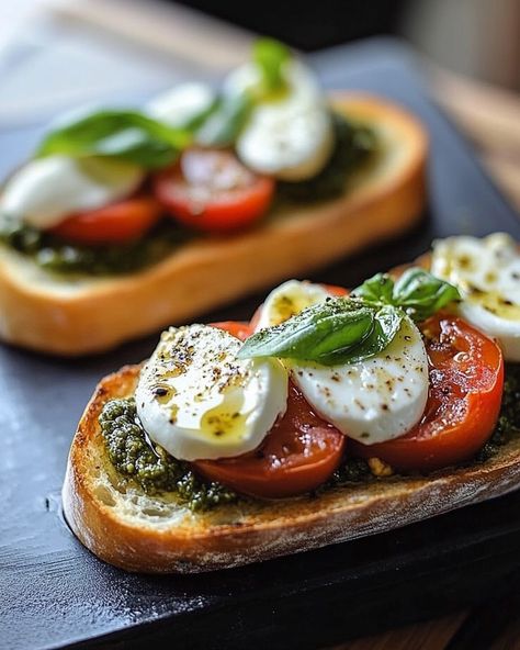 🍅🧀 Pesto & Mozzarella Tartines 🧀🍅 "A fresh and flavorful snack or appetizer, perfect for quick lunches or sharing with friends. Enjoy the delicious combination of pesto, ripe tomatoes, and creamy mozzarella on crispy bread!" 🍯 Ingredients 🍯 - 4 slices of rustic bread (like sourdough or ciabatta) - 1/2 cup basil pesto (store-bought or homemade) - 2 large ripe tomatoes, sliced - 8 oz (225g) fresh mozzarella, sliced - Fresh basil leaves, for garnish - Olive oil, for drizzling - Salt an... Ciabatta Bread Ideas Appetizers, Pesto On Bread, Ciabatta Pesto Mozzarella, Beautiful Sandwiches, Mozzarella Tomato Basil, Pesto Mozzarella, Crispy Bread, Breakfast Sandwich Recipes, Rustic Bread