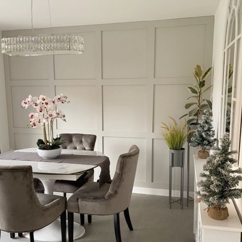 Home_by_haylie 💗 on Instagram: “𝚂𝚞𝚗𝚍𝚊𝚢 Good morning all! Throwback today from this gorgeous kitchen/diner panneling I done for the lovely @cantillionhome 😍 So when does…” Panelled Walls Kitchen, Feature Wall Living Room, Dining Table White, 6 Seater Dining Table, Lighting Bedroom, Bedroom Renovation, Interior Design Business, Room Renovation, Gorgeous Kitchens