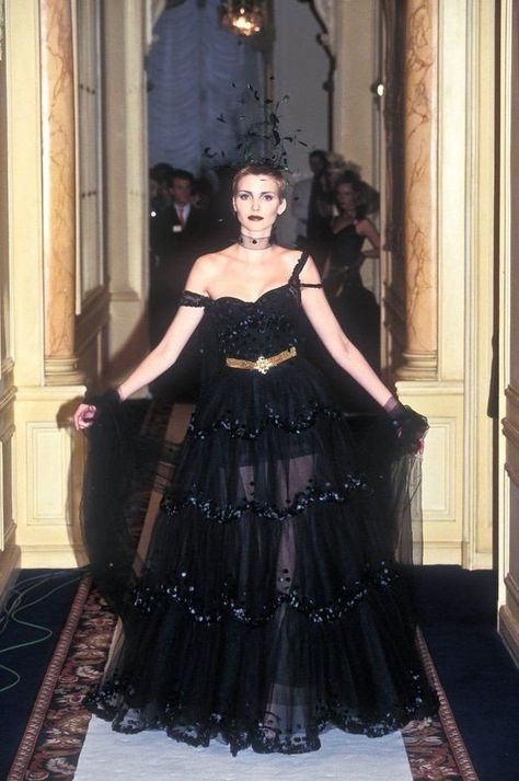 Nadja Auermann, High Fashion Runway, 90s Runway Fashion, Runway Fashion Couture, Chanel Couture, Chanel Haute Couture, Couture Mode, Vintage Gowns, Couture Collection