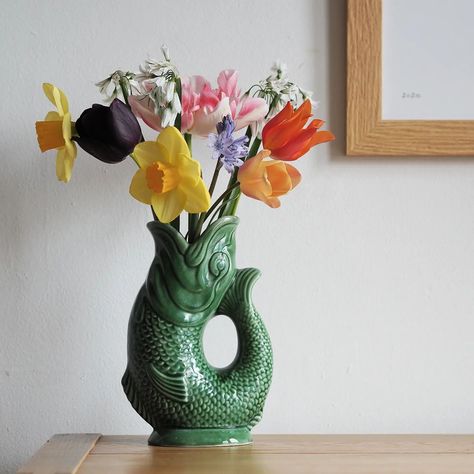 Gurgle Pot, Cool Vase, Cool Vases, Funky Vase, Fish Vase Ideas, Fish Decor, Vase Funky, Unique Vase Artful Home, Fish Vase With Plant