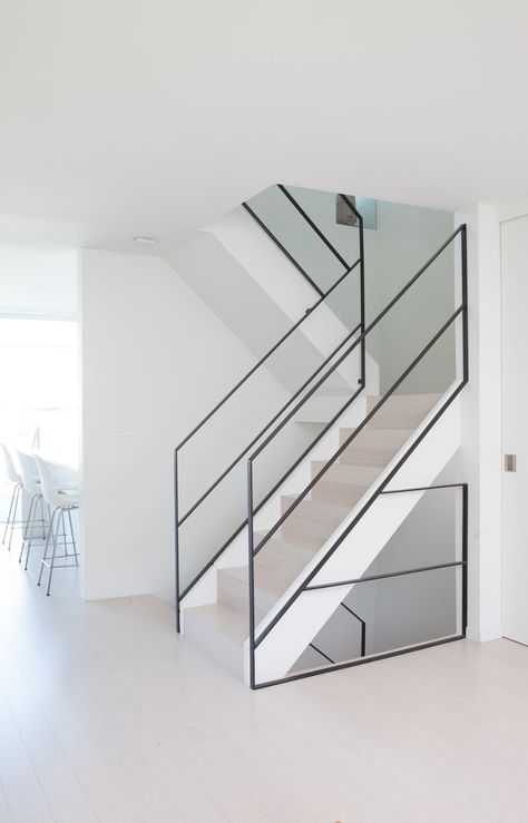 Minimal Balcony, Minimal Staircase, Minimal Stairs, Indoor Railing, Steel Railing Design, Stair Banister, Metal Stairs, Modern Minimalist Home, Steel Railing