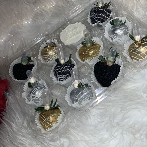 Black And Silver Chocolate Strawberries, Disco Desserts, Black Gold Silver Party, Gold Strawberries, Bf Bday, 22nd Bday, Husbands Birthday, Strawberry Treats, Classy Party