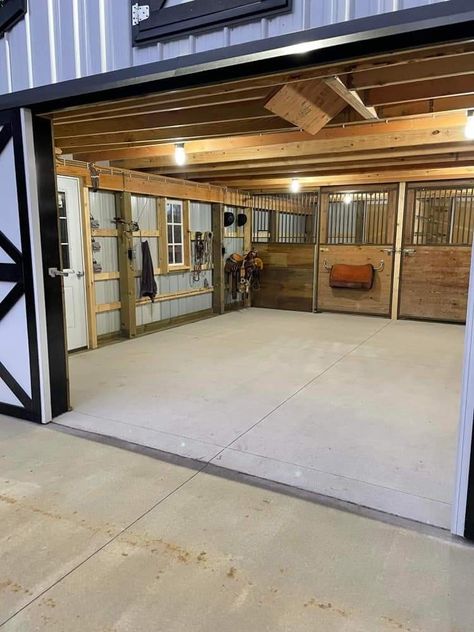 Pony Stall Ideas, Benny Miller, Horse Barn Interior, Small Horse Barn Plans, Small Barn Ideas, Simple Horse Barns, Luxury Horse Barns, Small Horse Barn, Small Horse Barns