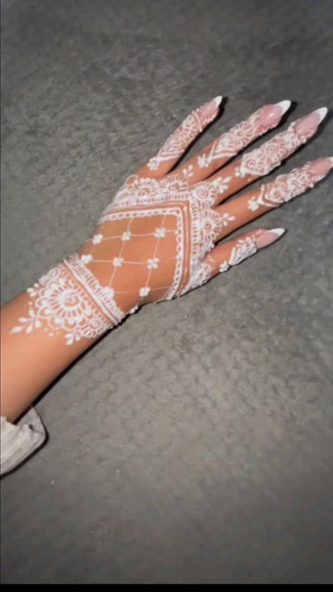 White Mehndi, White Henna Tattoo, White Henna Designs, Bride And Prejudice, Cute Henna Tattoos, Henna Inspo, Pretty Henna, Henna Inspired Tattoos, Cute Henna