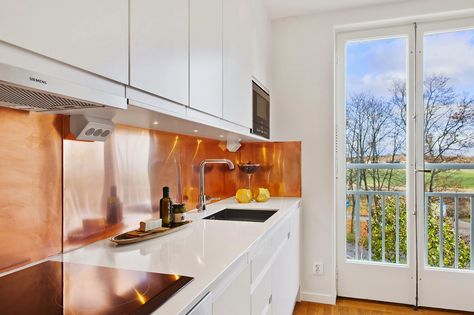 Through the French eye of design: COPPER AND MARBLE Copper Splashback, Industrial Kitchens, Copper Backsplash, Copper And Marble, Farmhouse Backsplash, Metallic Backsplash, Herringbone Backsplash, Beautiful Kitchen Designs, Kitchen White