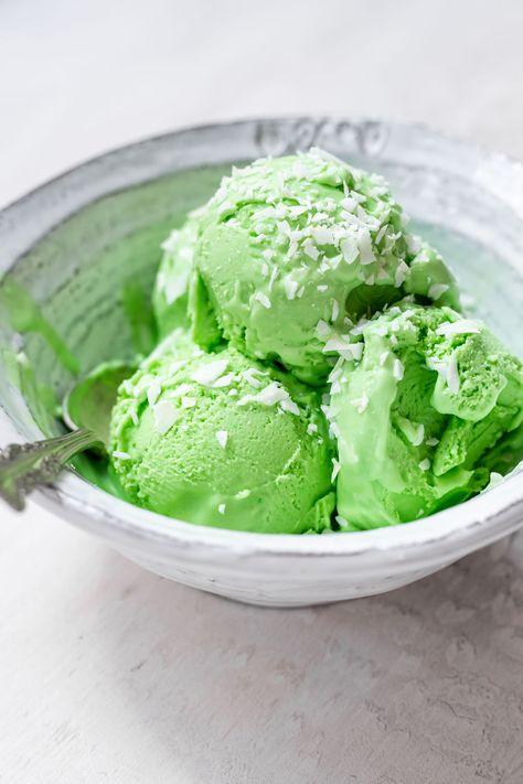 Pandan Ice Cream Pandan Ice Cream, Pandan Leaves, Noodle Recipes, Asian Dishes, Rice Dishes, Noodle Soup, Ice Cream Recipes, Food Photo, Summer Recipes