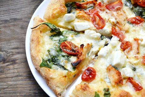 Spinach Pizza with Sun-dried Tomatoes & Feta Cheese Chilli Cheese Toast, Feta Pizza, Toast Recipe Breakfast, Cheese Toast Recipe, Basil Pasta Sauce, Tomato Pizza, Onion Pizza, Recipe Tomato, Spinach Pizza