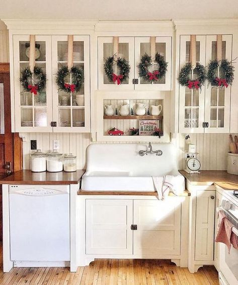 Cabinet Wreaths, Farmhouse Christmas Kitchen, Kitchen Christmas, Christmas Decoration Ideas, Easy Christmas Decorations, Christmas Kitchen Decor, Indoor Christmas Decorations, Indoor Christmas, Decoration Inspiration