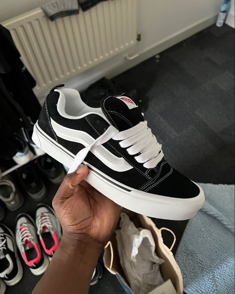 Skater Sneakers Outfit, New Vans 2023, Vans Knew School, Chunky Vans Shoes, Vans Sneakers Outfit Men, Black Snickers Shoes, New Skool Vans, Vans New School Outfit, New School Vans