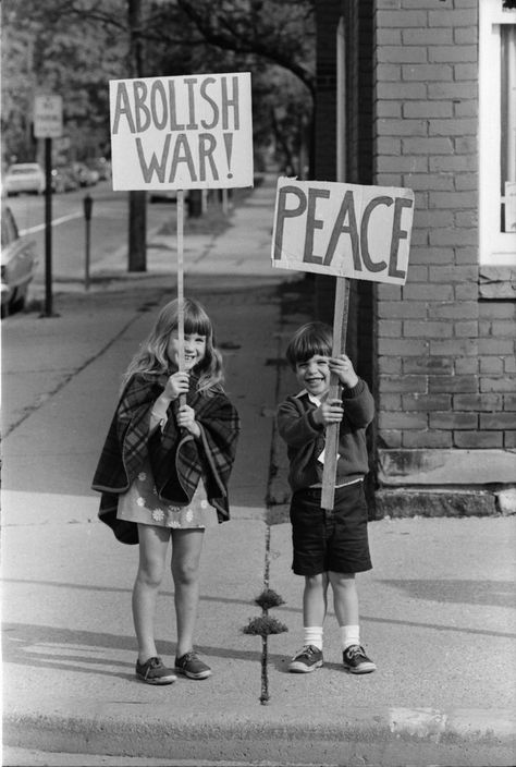 World Peace Aesthetic, 1970s Protest, 60s Protest, Peace Protest, Peace Images, Arte Grunge, Protest Signs, Hippie Life, Riot Grrrl