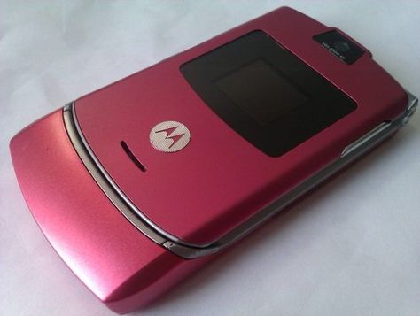 The hot pink Motorola Razr, aka the coolest thing in school. | 23 Things That Were Cool In 2005 But Definitely Aren't Now Motorola Flip Phone, T Mobile Phones, Little Britain, Collage Des Photos, Motorola Razr, New Mobile Phones, Vintage Phones, Ipod Nano, Old Phone