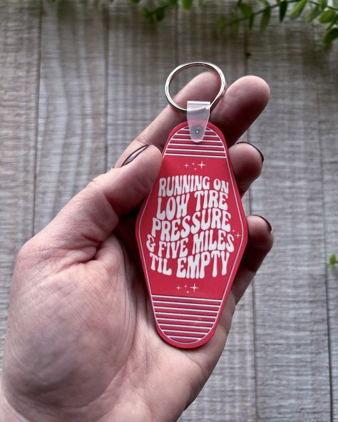 Keep your keys together in one place with this vintage inspired motel keychain. Keychain is 3.5 inches long and 1.75 inch wide. It is made of high quality and durable hardboard wood. These keychains also make the perfect gift! Women Car Keychain Ideas, Cute Keychain Sayings, Hotel Keychain Ideas, Diy Keychains To Sell, Cricut Keychain Ideas, Motel Keychain Ideas, Keychain Design Ideas, Keychain Business, Car Keychain Ideas