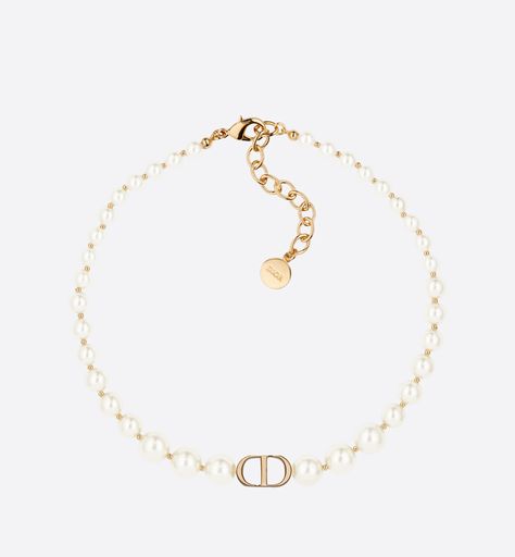 Dior rediscovers its origins and heritage in the 30 Montaigne collection. While keeping its timeless and elegant look, the resin pearl necklace is reimagined in a modern design. White and gold-tone resin pearls and a 'CD' signature wrap delicately around the neck. Dior Necklace, Metal Choker, Choker Gold, Dior Jewelry, Classy Jewelry, Short Necklace, Jewelry Inspo, Dream Jewelry, Metal Beads