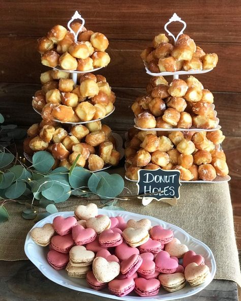 Donut Hole Wedding Display, Donut Holes Wedding, Macaroon Display Ideas, Donut Holes Display, Grad Brunch, Doughnut Tower, Dessert Donut, Engagement Brunch, Donut Display